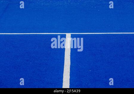 Linien eines blauen Paddle-Tennisplatzes, Tenniskonzept für Schläger, Sportkonzept für Schläger Stockfoto
