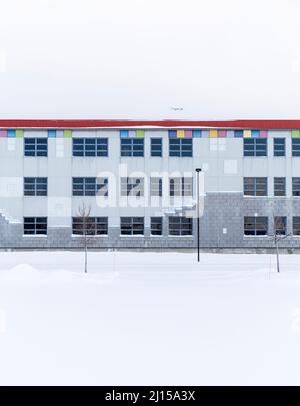 Eine farbenfrohe Mittelschulfassade im Winter in Longueuil, Quebec, Kanada Stockfoto