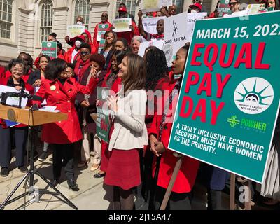 Aktivisten, Gemeindeführer, Gewerkschaftsmitglieder und Politiker versammeln sich am Dienstag, dem 15. März 2022, auf den Stufen des Rathauses in New York, um sich am jährlichen EQUAL Pay Day 16. gegen das Lohngefälle zu versammeln. Weltweit verdienen Frauen durchschnittlich 87 Cent für jeden Dollar, den ihr männlicher Gegenpart verdient, mit dramatischen Anpassungen für Frauen mit Hautfarbe. (© Frances M. Roberts) Stockfoto