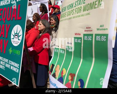 Aktivisten, Gemeindeführer, Gewerkschaftsmitglieder und Politiker versammeln sich am Dienstag, dem 15. März 2022, auf den Stufen des Rathauses in New York, um sich am jährlichen EQUAL Pay Day 16. gegen das Lohngefälle zu versammeln. Weltweit verdienen Frauen durchschnittlich 87 Cent für jeden Dollar, den ihr männlicher Gegenpart verdient, mit dramatischen Anpassungen für Frauen mit Hautfarbe. (© Frances M. Roberts) Stockfoto