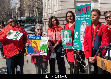 Aktivisten, Gemeindeführer, Gewerkschaftsmitglieder und Politiker versammeln sich am Dienstag, dem 15. März 2022, auf den Stufen des Rathauses in New York, um sich am jährlichen EQUAL Pay Day 16. gegen das Lohngefälle zu versammeln. Weltweit verdienen Frauen durchschnittlich 87 Cent für jeden Dollar, den ihr männlicher Gegenpart verdient, mit dramatischen Anpassungen für Frauen mit Hautfarbe. (© Richard B. Levine) Stockfoto