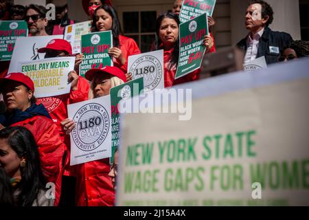 Aktivisten, Gemeindeführer, Gewerkschaftsmitglieder und Politiker versammeln sich am Dienstag, dem 15. März 2022, auf den Stufen des Rathauses in New York, um sich am jährlichen EQUAL Pay Day 16. gegen das Lohngefälle zu versammeln. Weltweit verdienen Frauen durchschnittlich 87 Cent für jeden Dollar, den ihr männlicher Gegenpart verdient, mit dramatischen Anpassungen für Frauen mit Hautfarbe. (© Richard B. Levine) Stockfoto