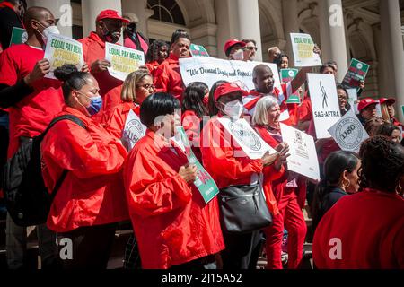 Aktivisten, Gemeindeführer, Gewerkschaftsmitglieder und Politiker versammeln sich am Dienstag, dem 15. März 2022, auf den Stufen des Rathauses in New York, um sich am jährlichen EQUAL Pay Day 16. gegen das Lohngefälle zu versammeln. Weltweit verdienen Frauen durchschnittlich 87 Cent für jeden Dollar, den ihr männlicher Gegenpart verdient, mit dramatischen Anpassungen für Frauen mit Hautfarbe. (© Richard B. Levine) Stockfoto