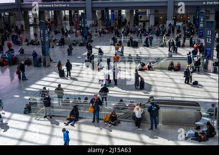 Horden von Reisenden drängen die Moynihan Train Hall in Pennsylvania Station in New York am Sonntag, den 13. März 2022. Aufgrund des wärmeren Wetters, der Lockerung der Einschränkungen und der Abnahme der COVID-19-Krankenhausaufenthalte in vielen Teilen des Landes reisen viele Amerikaner wieder. (© Richard B. Levine) Stockfoto