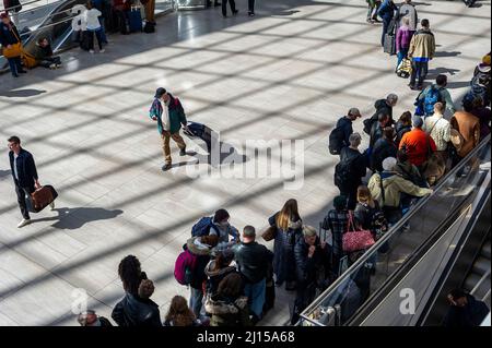 Horden von Reisenden drängen die Moynihan Train Hall in Pennsylvania Station in New York am Sonntag, den 13. März 2022. Aufgrund des wärmeren Wetters, der Lockerung der Einschränkungen und der Abnahme der COVID-19-Krankenhausaufenthalte in vielen Teilen des Landes reisen viele Amerikaner wieder. (© Richard B. Levine) Stockfoto