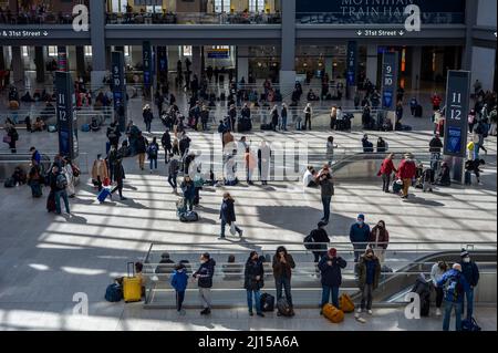 Horden von Reisenden drängen die Moynihan Train Hall in Pennsylvania Station in New York am Sonntag, den 13. März 2022. Aufgrund des wärmeren Wetters, der Lockerung der Einschränkungen und der Abnahme der COVID-19-Krankenhausaufenthalte in vielen Teilen des Landes reisen viele Amerikaner wieder. (© Richard B. Levine) Stockfoto