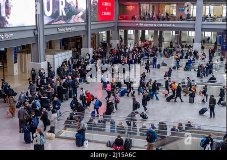 Horden von Reisenden drängen die Moynihan Train Hall in Pennsylvania Station in New York am Sonntag, den 13. März 2022. Aufgrund des wärmeren Wetters, der Lockerung der Einschränkungen und der Abnahme der COVID-19-Krankenhausaufenthalte in vielen Teilen des Landes reisen viele Amerikaner wieder. (© Richard B. Levine) Stockfoto