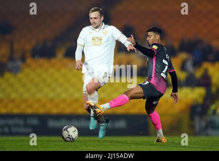 James Wilson von Port Vale (links) versucht, Callum Rowe von Exeter City während des zweiten Spiels der Sky Bet League in Vale Park, Stoke-on-Trent, zu überholen. Bilddatum: Dienstag, 22. März 2022. Stockfoto