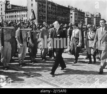 Andre Diethelm überprüft Truppen in Marseille, die im August 1944 befreit wurden. Wir erkennen, hinter Diethelm, General de Lattre de Tassigny (in Hosen und Uniform-Hemd, ohne Jacke, Blick nach rechts von den Soldaten) und Emmanuel Astier de La Vigerie, auf der rechten Seite des Fotos. Zwischen den beiden vorhergehenden, hinter Diethelm, in einem Kepi mit Eichenblättern, General de Monsabert. Foto aufgenommen am Kai von Rive-Neuve an der Ecke mit dem Cours Jean-Ballard - August 1944 Stockfoto