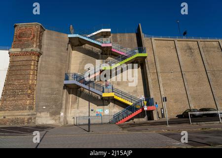 Die Augusta-Treppe führt auf der Victoria Promenade entlang des Ramsgate-Hauptsandstrandes und der Ramsgate-Tunnel in Kent Stockfoto