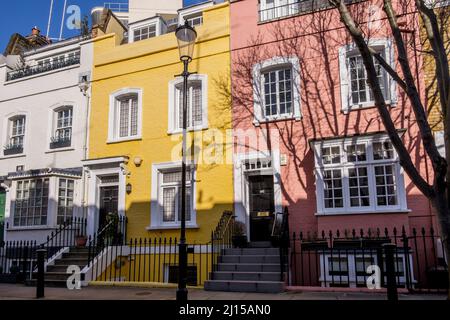 Farbenfrohe Terrassenhäuser in einer wohlhabenden Gegend von London, King's Road, Chelsea, London, Großbritannien. Stockfoto