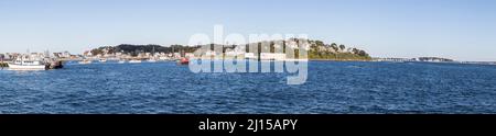 Skyline der Insel Hull in der Nähe von Boston mit Segelschiffen für Privatleute. Stockfoto