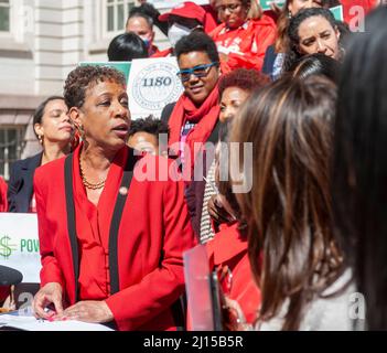 Die Sprecherin des Stadtrats von New York, Adrienne E. Adams, trifft sich am Dienstag, dem 15. März 2022, auf dem Podium mit Aktivisten, Gemeindeleitern, Gewerkschaftsmitgliedern und Politikern auf den Stufen des Rathauses in New York, um sich am jährlichen EQUAL Pay Day 16. gegen die Lohnunterschiede zu versammeln. Weltweit verdienen Frauen durchschnittlich 87 Cent für jeden Dollar, den ihr männlicher Gegenpart verdient, mit dramatischen Anpassungen für Frauen mit Hautfarbe. (© Richard B. Levine) Stockfoto