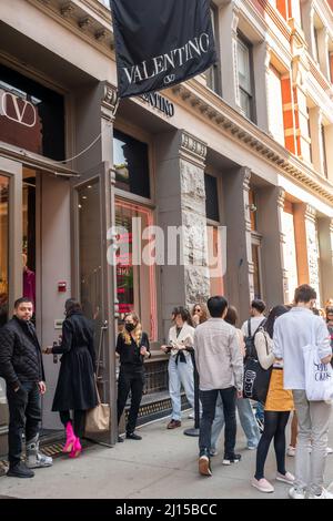 Die Modebewussten feiern das für die Saison unangenehme warme Wetter mit stundenlangen Wartezeiten vor dem Valentino-Laden in Soho in New York am Samstag. 19. März 2022, um an der Aktivierung der Marke Valentino teilzunehmen, die ihre Rendez-Vous-Kollektion vorstellt. Neben der Möglichkeit, die designerÕs Ware zu kaufen, erlebten die Teilnehmer kostenlose Blumen, einen Kaffeewagen und mehr. (© Richard B. Levine) Stockfoto