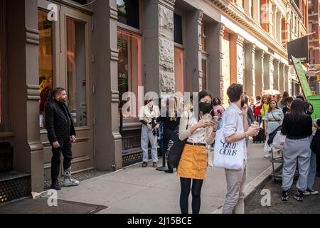 Die Modebewussten feiern das für die Saison unangenehme warme Wetter mit stundenlangen Wartezeiten vor dem Valentino-Laden in Soho in New York am Samstag. 19. März 2022, um an der Aktivierung der Marke Valentino teilzunehmen, die ihre Rendez-Vous-Kollektion vorstellt. Neben der Möglichkeit, die designerÕs Ware zu kaufen, erlebten die Teilnehmer kostenlose Blumen, einen Kaffeewagen und mehr. (© Richard B. Levine) Stockfoto