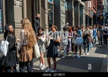 Die Modebewussten feiern das für die Saison unangenehme warme Wetter mit stundenlangen Wartezeiten vor dem Valentino-Laden in Soho in New York am Samstag. 19. März 2022, um an der Aktivierung der Marke Valentino teilzunehmen, die ihre Rendez-Vous-Kollektion vorstellt. Neben der Möglichkeit, die designerÕs Ware zu kaufen, erlebten die Teilnehmer kostenlose Blumen, einen Kaffeewagen und mehr. (© Richard B. Levine) Stockfoto