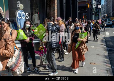 Die Modebewussten feiern das für die Saison unangenehme warme Wetter mit stundenlangen Wartezeiten vor dem Valentino-Laden in Soho in New York am Samstag. 19. März 2022, um an der Aktivierung der Marke Valentino teilzunehmen, die ihre Rendez-Vous-Kollektion vorstellt. Neben der Möglichkeit, die Ware des Designers zu kaufen, erlebten die Teilnehmer kostenlose Blumen, einen Kaffeewagen und vieles mehr. (© Richard B. Levine) Stockfoto