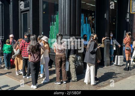 Die Modebewussten feiern das für die Saison unangenehme warme Wetter mit stundenlangen Wartezeiten vor dem Valentino-Laden in Soho in New York am Samstag. 19. März 2022, um an der Aktivierung der Marke Valentino teilzunehmen, die ihre Rendez-Vous-Kollektion vorstellt. Neben der Möglichkeit, die Ware des Designers zu kaufen, erlebten die Teilnehmer kostenlose Blumen, einen Kaffeewagen und vieles mehr. (© Richard B. Levine) Stockfoto