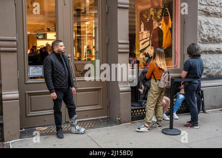 Die Modebewussten feiern das für die Saison unangenehme warme Wetter mit stundenlangen Wartezeiten vor dem Valentino-Laden in Soho in New York am Samstag. 19. März 2022, um an der Aktivierung der Marke Valentino teilzunehmen, die ihre Rendez-Vous-Kollektion vorstellt. Neben der Möglichkeit, die designerÕs Ware zu kaufen, erlebten die Teilnehmer kostenlose Blumen, einen Kaffeewagen und mehr. (© Richard B. Levine) Stockfoto