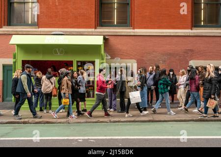 Die Modebewussten feiern das für die Saison unangenehme warme Wetter, indem sie stundenlang auf einen Blumenstrauß bei der Aktivierung der Marke Valentino warten, die am Sonntag ihre Rendez-Vous-Kollektion in Soho in New York vorstellt. 20. März 2022. Neben der Möglichkeit, die Ware des Designers zu kaufen, erlebten die Teilnehmer kostenlose Blumen, einen Kaffeewagen und vieles mehr. (© Richard B. Levine) Stockfoto