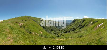 Panoramablick auf den Gipfel le Hoheneck auf der Haute du crete im elsass in Frankreich Stockfoto
