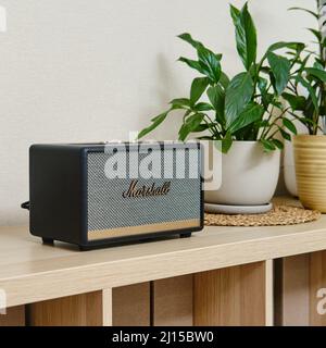 Marshall Akustiklautsprecher im Retro-Stil mit Bluetooth-Verbindung. Vintage Acton ll Sound Säule in einem alten Design - Moskau, Russland, 05. März 2 Stockfoto
