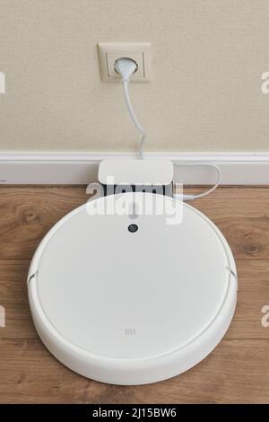 Weißer Roboter-Reiniger Xiaomi Mi Staubsauger-Mop auf Holzlaminat, Nahaufnahme - Moskau, Russland, 05. März 2022 Stockfoto