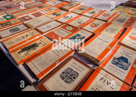 Klassische Penguin-Taschenbücher zum Verkauf auf dem South Bank Book Market, London, Großbritannien Stockfoto