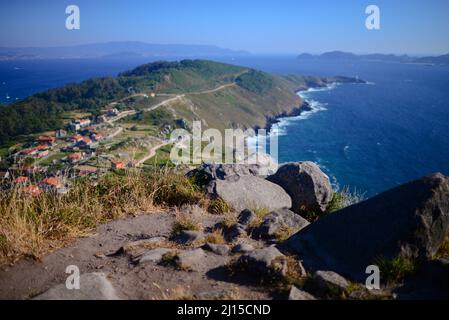 Blick auf die Costa de la Vela und die Cies-Inseln vom Aussichtspunkt oder Facho de Donon, in Galicien, Spanien. Stockfoto