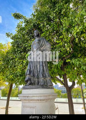 Bronzeskulptur von Carmen, die der Figur von Carmen als immerwährendem Spiegel der ideale der Freiheit gewidmet ist, inspiriert von der Oper „Carmen“ Stockfoto