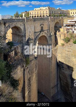 Stadt Ronda, Spanien, und Blick auf die Neue Brücke, oder Puente Nuevo auf Spanisch. Ronda ist eines der malerischen und beliebten weißen Dörfer. Stockfoto