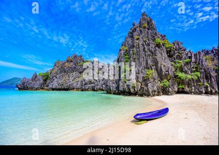 Versteckter Strand auf Matinloc Island, El Nido, Palawan, Philippinen - Paradies Lagune und Strand in tropischer Landschaft Stockfoto