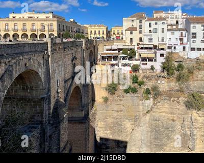 Stadt Ronda, Spanien, und Blick auf die Neue Brücke, oder Puente Nuevo auf Spanisch. Ronda ist eines der malerischen und beliebten weißen Dörfer. Stockfoto