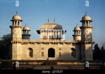 Agra India Grab der I'timad Al-Daulah Säulen des Staates Stockfoto