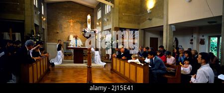 Bernhardiner Kirche Erstkommunion Priester Bei Weihe & Kongregation Stockfoto