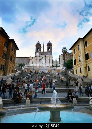 Rom Italien Spanische Treppe mit Trinita Dei Monti Kirche und Sallustiano Obelisk oben von der Piazza Di Spagna aus gesehen Stockfoto