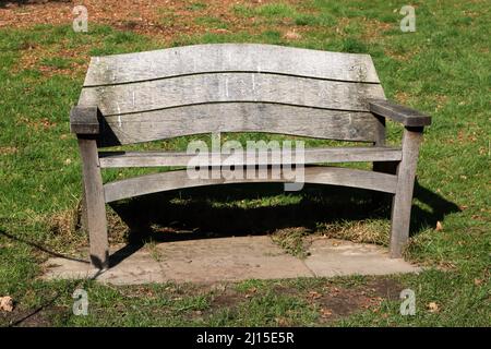 Holzbank in der Sonne im Wisley RHS Garden Surrey England Stockfoto