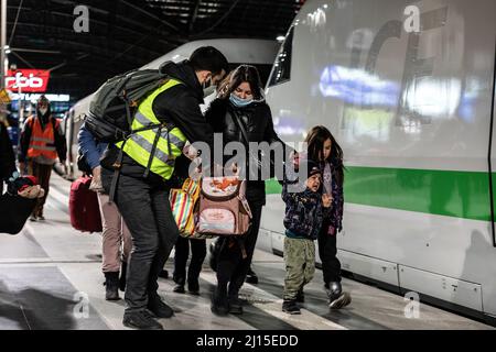 Berlin, Deutschland. 08. März 2022. Eine Familie ukrainischer Flüchtlinge eilt auf dem Bahnsteig am Berliner Hauptbahnhof in einen Zug nach München. Seit Kriegsbeginn sind mehr als 3 Millionen Flüchtlinge aus der Ukraine geflohen. Kredit: SOPA Images Limited/Alamy Live Nachrichten Stockfoto