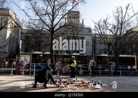 Berlin, Deutschland. 10. März 2022. Eine Frau legt vor der russischen Botschaft in Berlin ein Kerzendenkmal für die Ukraine nieder. Seit Kriegsbeginn sind mehr als 3 Millionen Flüchtlinge aus der Ukraine geflohen. Kredit: SOPA Images Limited/Alamy Live Nachrichten Stockfoto