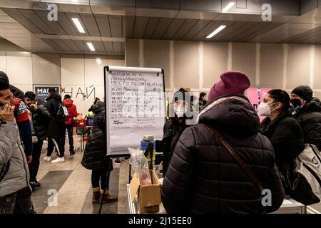 Berlin, Deutschland. 07. März 2022. Ukrainische Flüchtlinge suchen Informationen über Weiterreisen am Berliner Hauptbahnhof. Seit Kriegsbeginn sind mehr als 3 Millionen Flüchtlinge aus der Ukraine geflohen. Kredit: SOPA Images Limited/Alamy Live Nachrichten Stockfoto