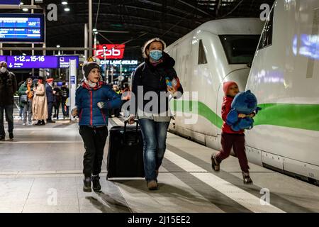 Berlin, Deutschland. 08. März 2022. Ukrainische Flüchtlinge drängen sich auf dem Bahnsteig am Berliner Hauptbahnhof in einen Zug nach München. Seit Kriegsbeginn sind mehr als 3 Millionen Flüchtlinge aus der Ukraine geflohen. Kredit: SOPA Images Limited/Alamy Live Nachrichten Stockfoto