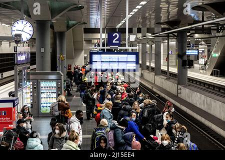 Berlin, Deutschland. 08. März 2022. Ukrainische Flüchtlinge warten auf einen Zug nach München auf dem Bahnsteig am Berliner Hauptbahnhof. Seit Kriegsbeginn sind mehr als 3 Millionen Flüchtlinge aus der Ukraine geflohen. Kredit: SOPA Images Limited/Alamy Live Nachrichten Stockfoto