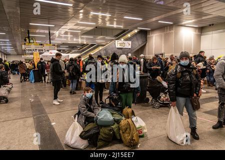 Berlin, Deutschland. 07. März 2022. Eine Familie ukrainischer Flüchtlinge mit ihrem Besitz am Berliner Hauptbahnhof. Seit Kriegsbeginn sind mehr als 3 Millionen Flüchtlinge aus der Ukraine geflohen. Kredit: SOPA Images Limited/Alamy Live Nachrichten Stockfoto