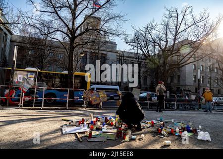 Berlin, Deutschland. 10. März 2022. Eine Frau legt vor der russischen Botschaft in Berlin ein Kerzendenkmal für die Ukraine nieder. Seit Kriegsbeginn sind mehr als 3 Millionen Flüchtlinge aus der Ukraine geflohen. Kredit: SOPA Images Limited/Alamy Live Nachrichten Stockfoto