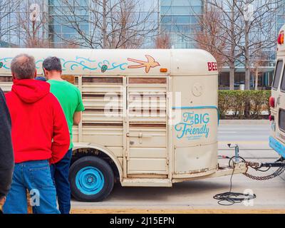 Oklahoma, 17. MÄRZ - Bewölkter Blick auf den großen freundlichen Craft-Beer-Bus, der Bier am St. Patrick's Day verkauft Stockfoto