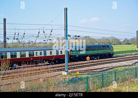 Bürstenart 4 Klasse 47 No D 1924 Crewe Deisel Depot am Heck des Charterzuges in Askam Bar, York, England Stockfoto