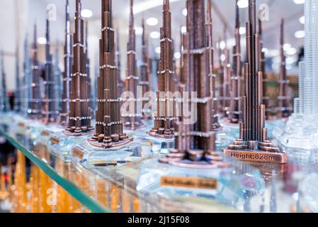 Burj Khalifa glänzende Miniaturen im Regal zum Verkauf im Geschäft Stockfoto