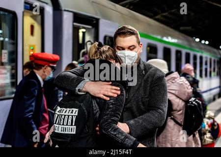 Berlin, Deutschland. 8. März 2022. Ukrainische Flüchtlinge versammeln sich am Berliner Hauptbahnhof. Seit Kriegsbeginn sind mehr als 3 Millionen Flüchtlinge aus der Ukraine geflohen. (Bild: © Nichola Muller/SOPA Images via ZUMA Press Wire) Stockfoto