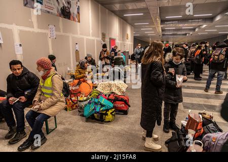 Berlin, Deutschland. 07. März 2022. Eine ukrainische Flüchtlingsfamilie bleibt die Nacht im Berliner Hauptbahnhof. Seit Kriegsbeginn sind mehr als 3 Millionen Flüchtlinge aus der Ukraine geflohen. (Foto von Nicholy Muller/SOPA Images/Sipa USA) Quelle: SIPA USA/Alamy Live News Stockfoto