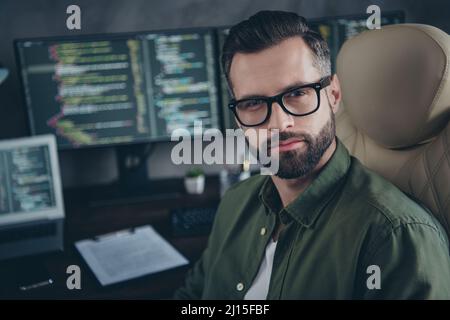 Portrait von Nerd Kerl Web-Content-Editor schreiben Hacking-Code Passwort Debugging-Lösung sitzen Schreibtisch im Arbeitsbereich Stockfoto